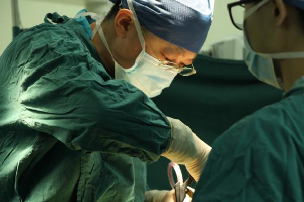 Zhen Yi during a surgical procedure